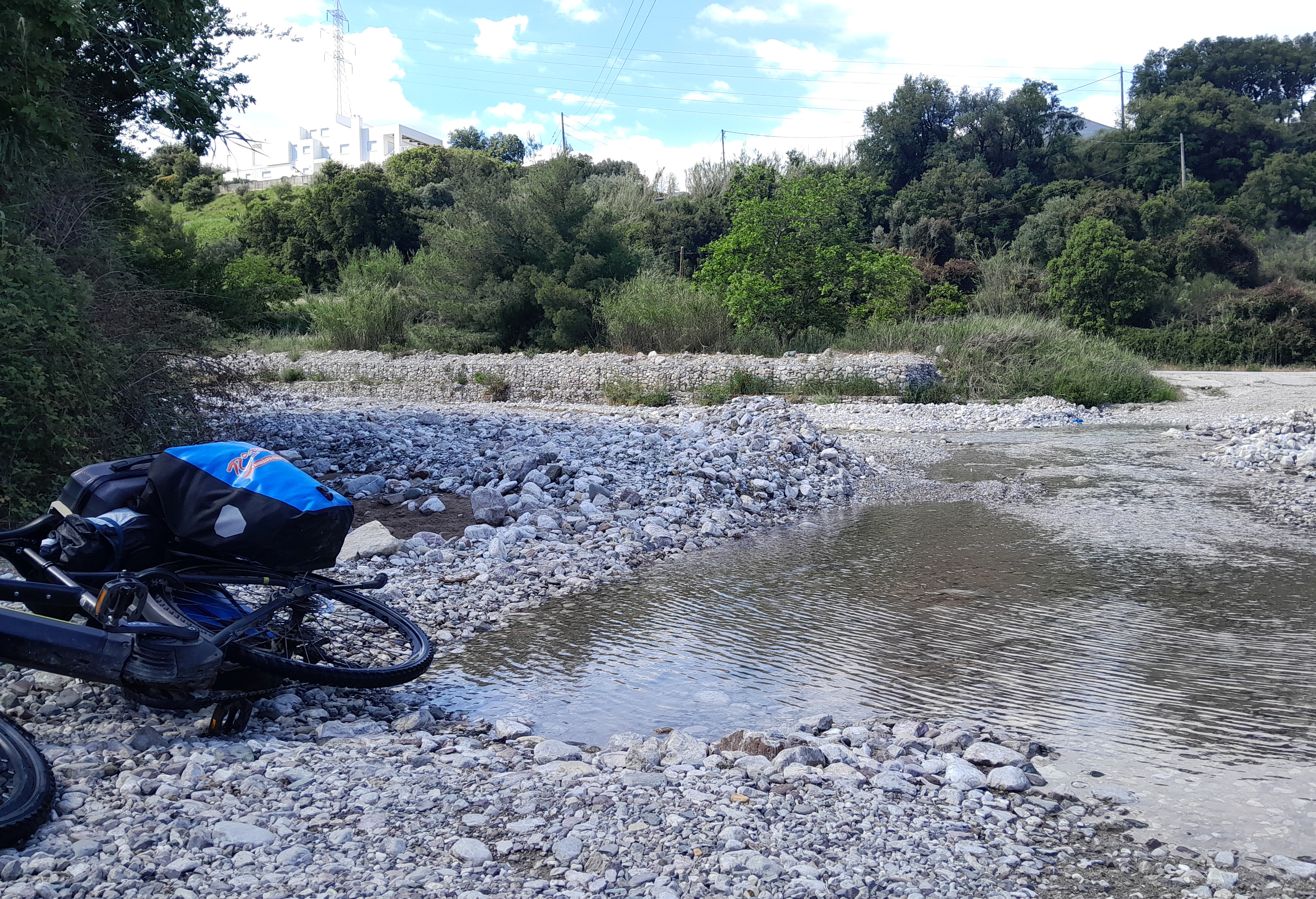 durch diesen Fluss muss er gehen